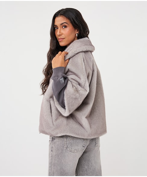 37500 | Poncho fake fur