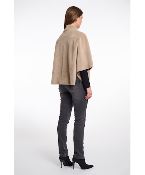 7002511 | Poncho Dewi
