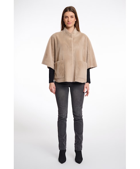 7002511 | Poncho Dewi