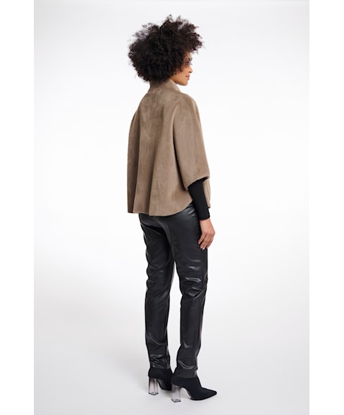 7002511 | Poncho Dewi