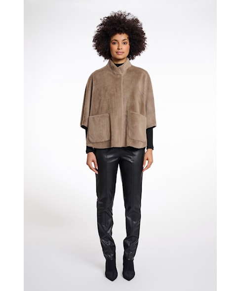 7002511 | Poncho Dewi